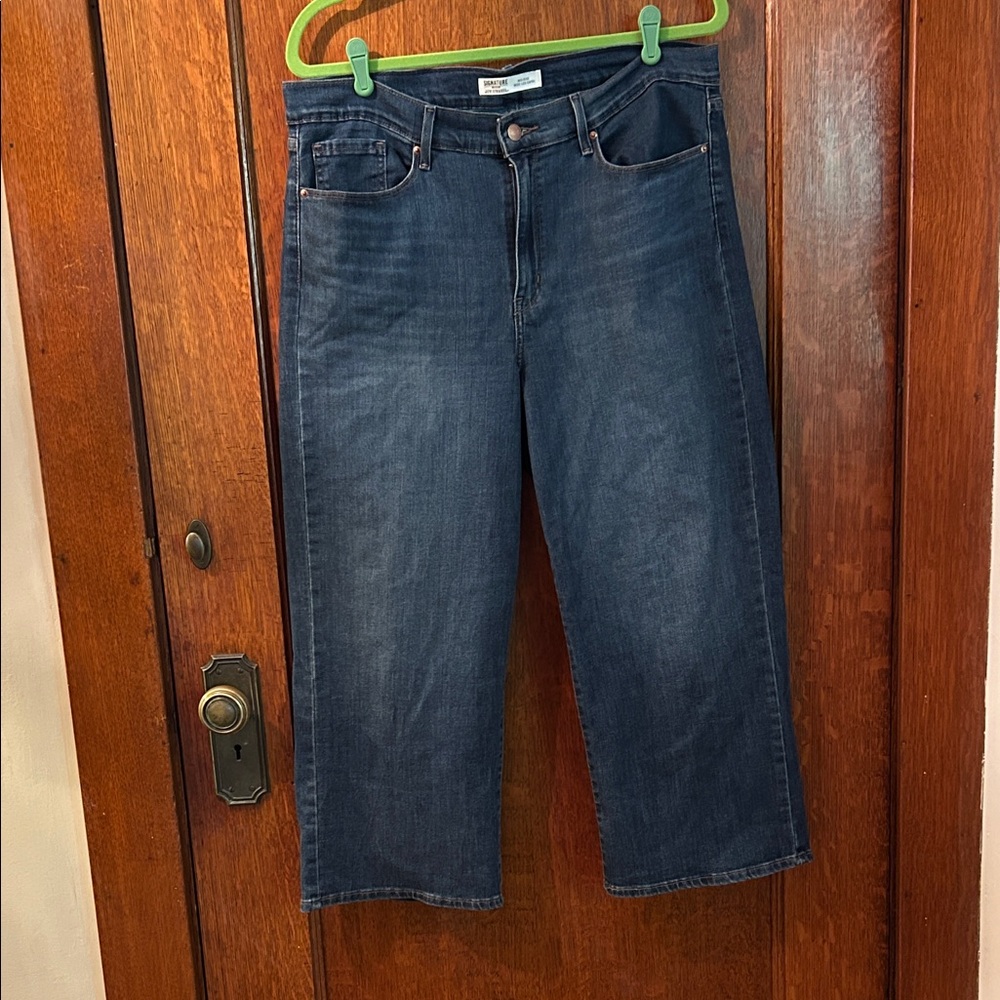 Levi's Mid Rise Wide Leg Crop Women's Jeans